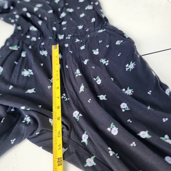 Old Navy Jumpsuit Woman’s Black White Floral Short Sleeve Viscose Sz S - Picture 16 of 16